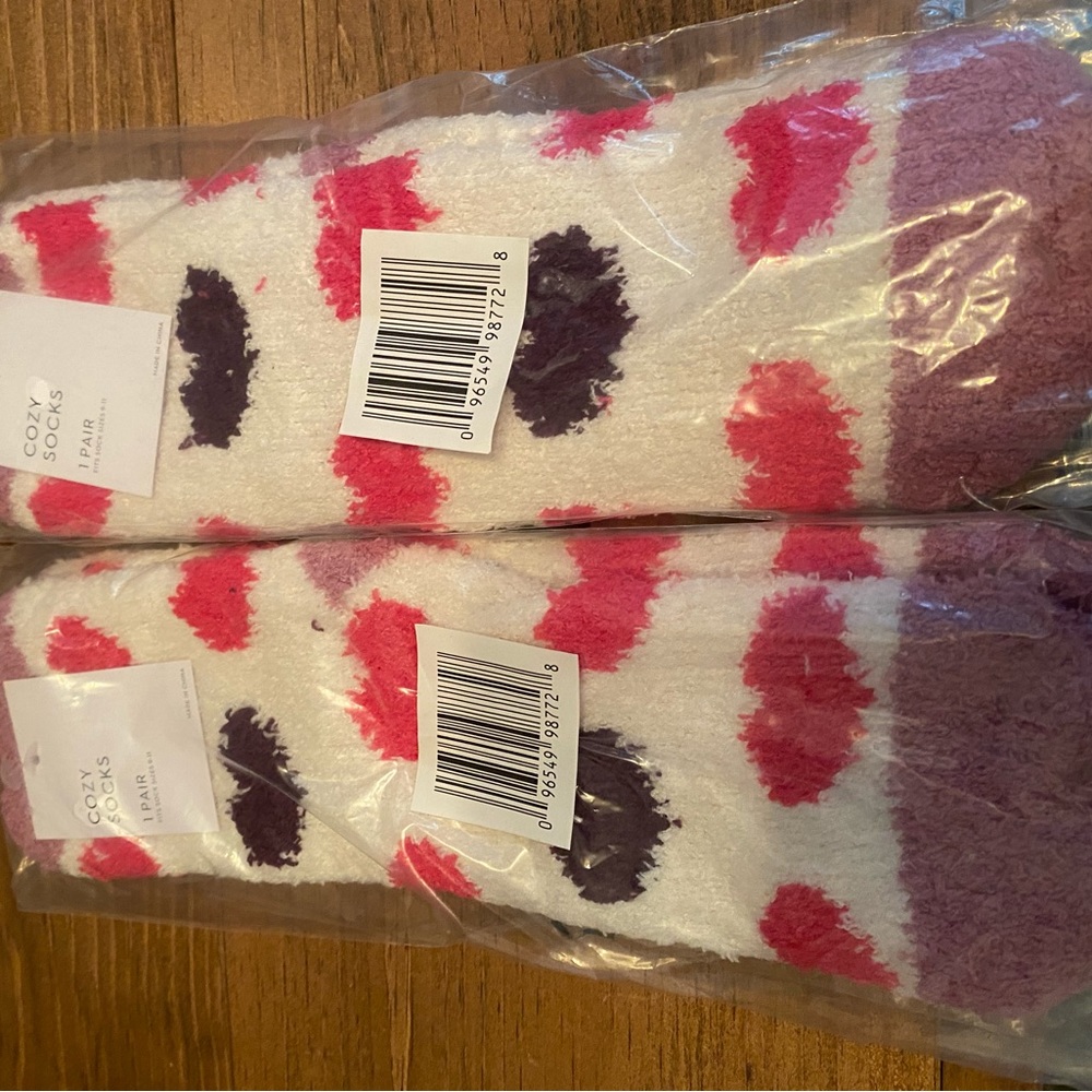 💗🤍❤️NWT Super Cute band Cozy Valenitne Heart Socks fits shoe sizes 6-11💓🤍❤️